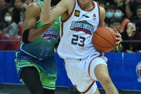 开云官方入口包含江苏男篮迎CBA季后赛关键赛，集结日状态回暖，悬念犹存，身体对抗强度拉满的词条